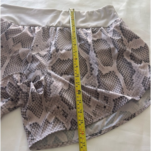 VARLEY High Waist Derby Alabaster Python Snake Print Gym Running Shorts XL - Picture 9 of 16